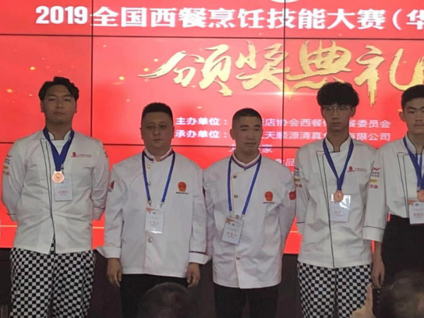 xueshengheying.jpg