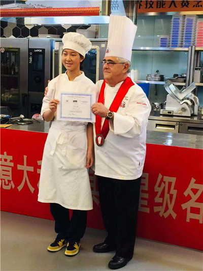 大师为参训学生颁发结业证书.jpg
