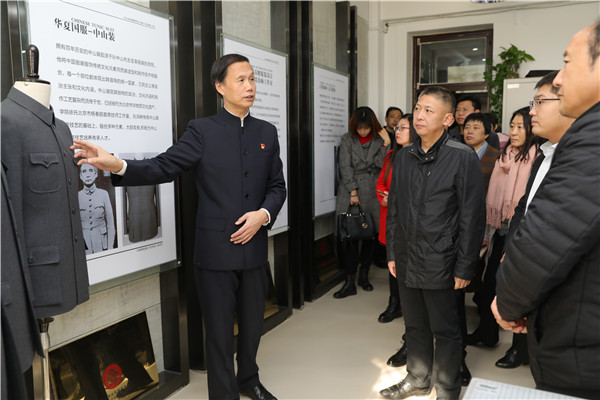 参观杨春鹏首席技师工作室.jpg