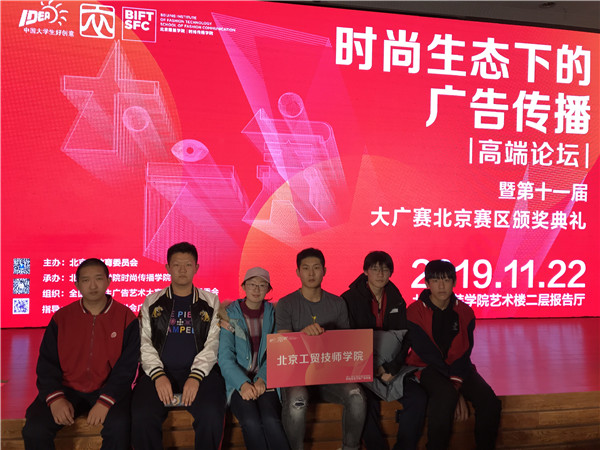 学生集体合影.jpg