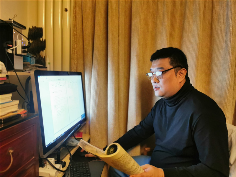 杨旭老师正在准备延期开学网络教学文件.jpg
