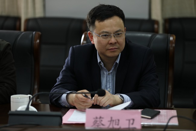 苏州市人社局职业能力建设处处长蔡旭卫交流中学院党委书记李雪辉介绍