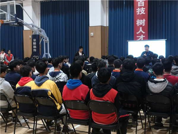 第45届世赛中国集训队移动机器人赛项专家组长郑桐教授在位选手说明比赛要求.jpg