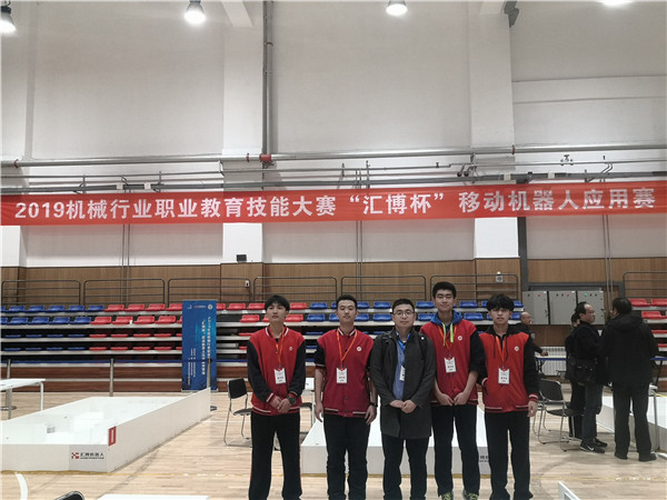 参赛师生比赛现场合影.jpg