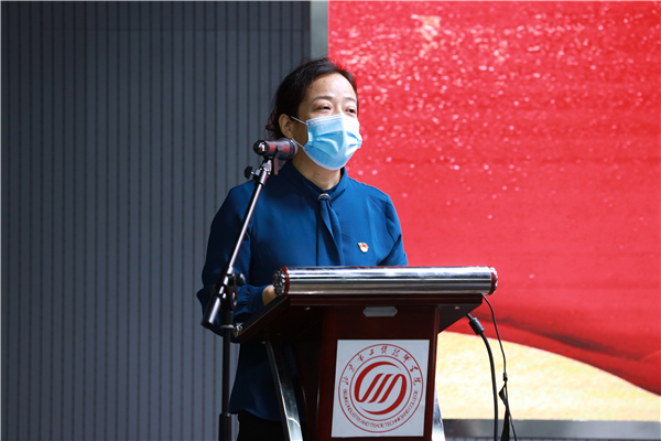 学院副院长贾芹芹主持开班仪式.jpg