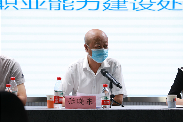 内蒙古人社厅职业能力建设处副处长张晓东发表讲话.jpg