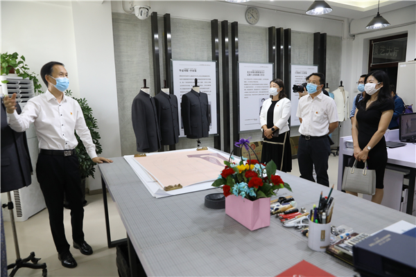 参观杨春鹏大师工作室.jpg