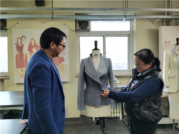 华老师与世赛专家鲁艳老师学习交流.jpg