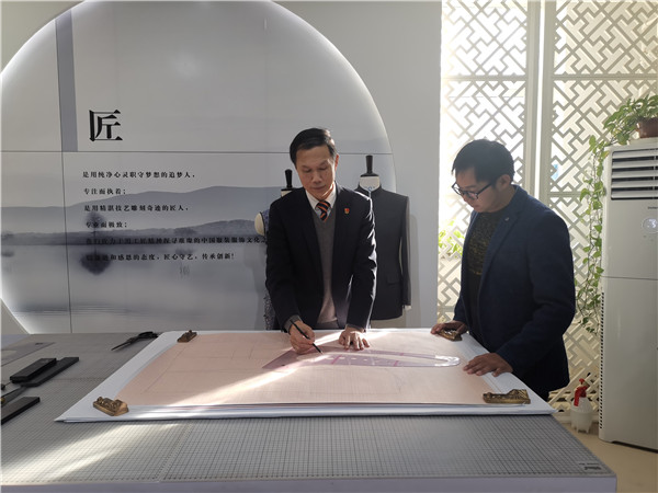 华老师在杨春鹏首席技师工作室学习1.jpg