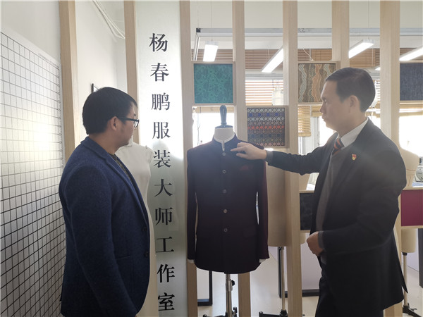 华老师在杨春平首席技师工作室学习2.jpg